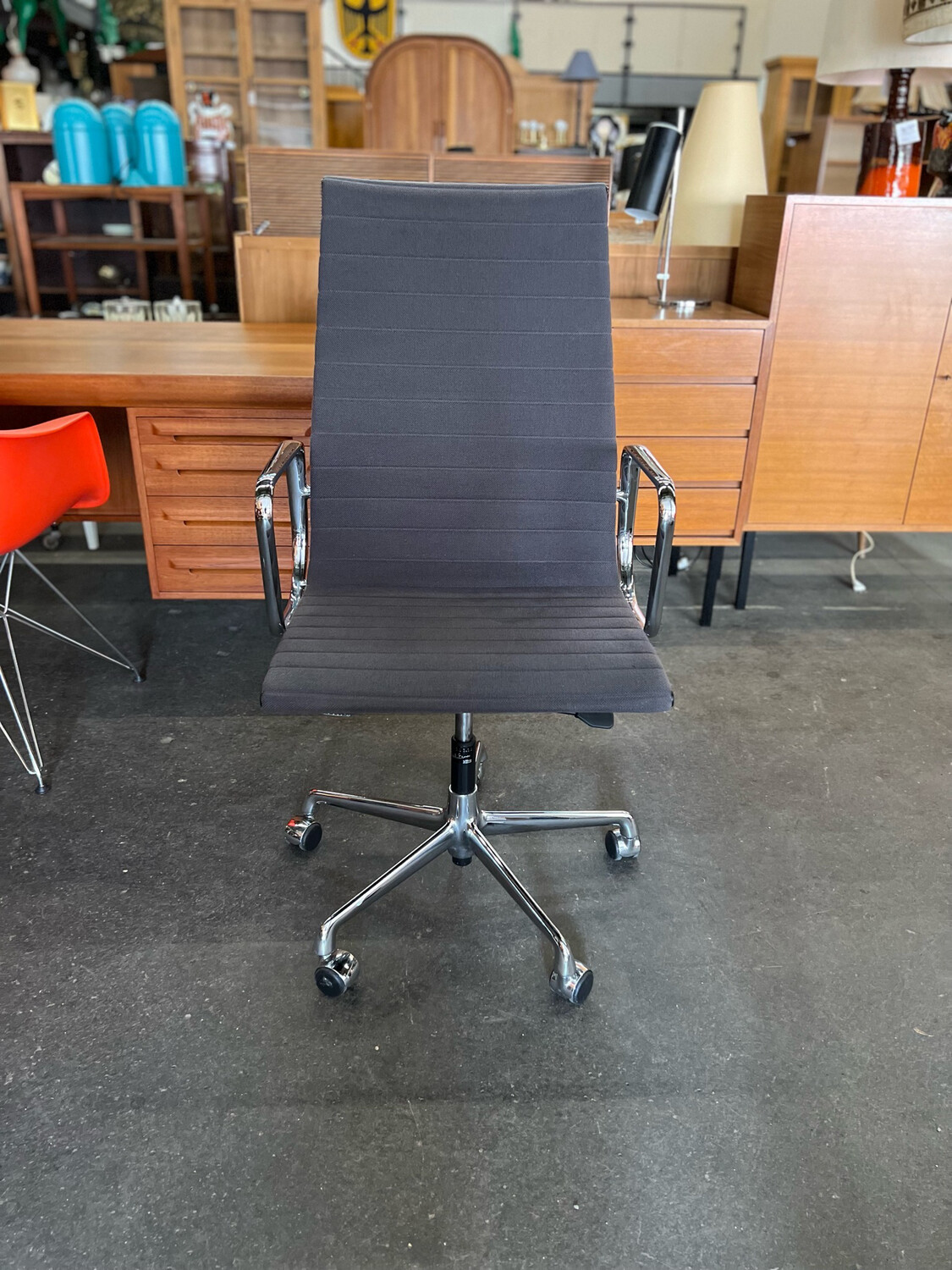 Vitra Eames Aluminium Chair EA 119 Stuhl Bürostuhl Drehstuhl