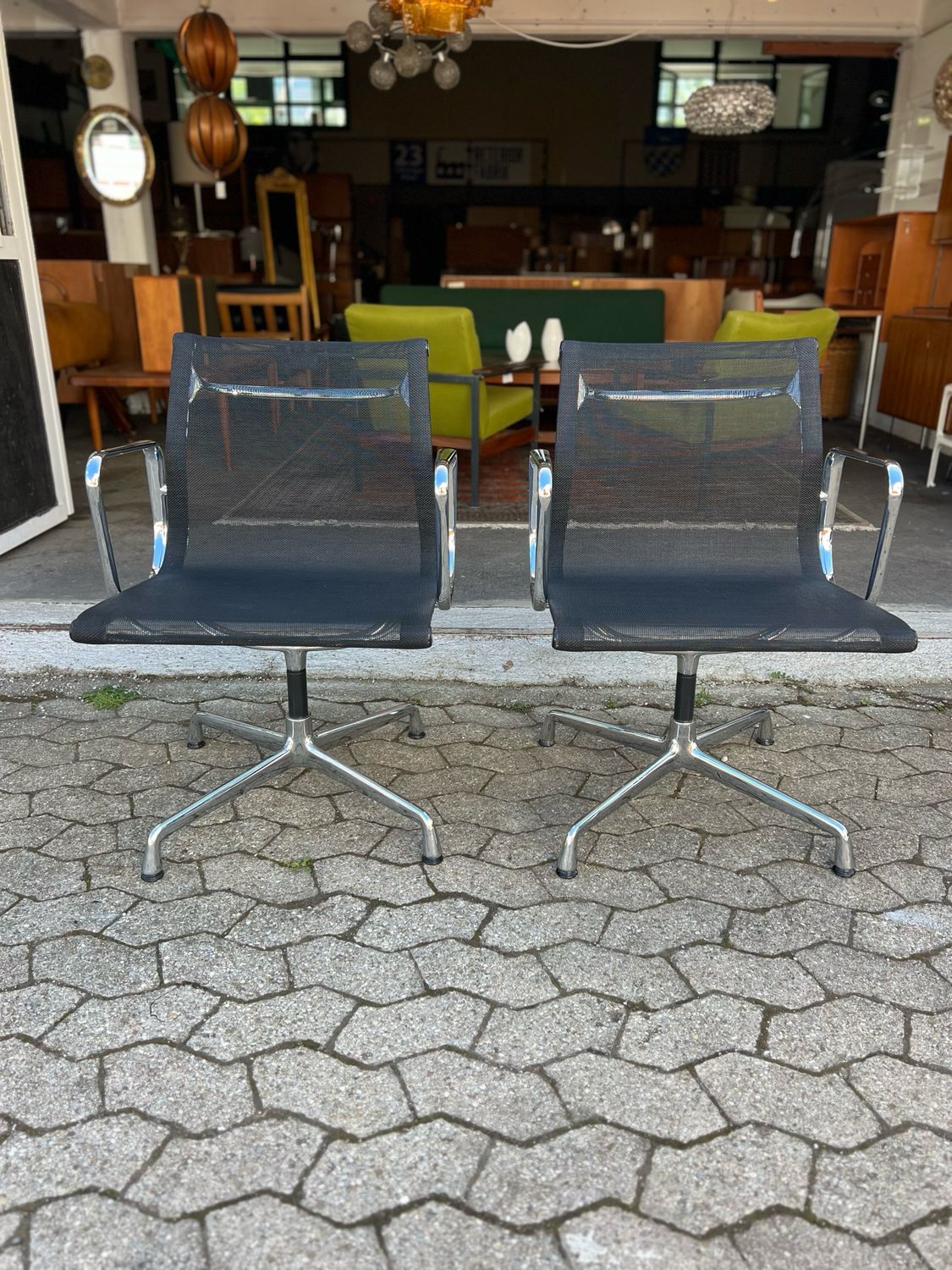 Vitra Eames EA108 Konferenzstuhl Stuhl Bürostuhl 1von2
