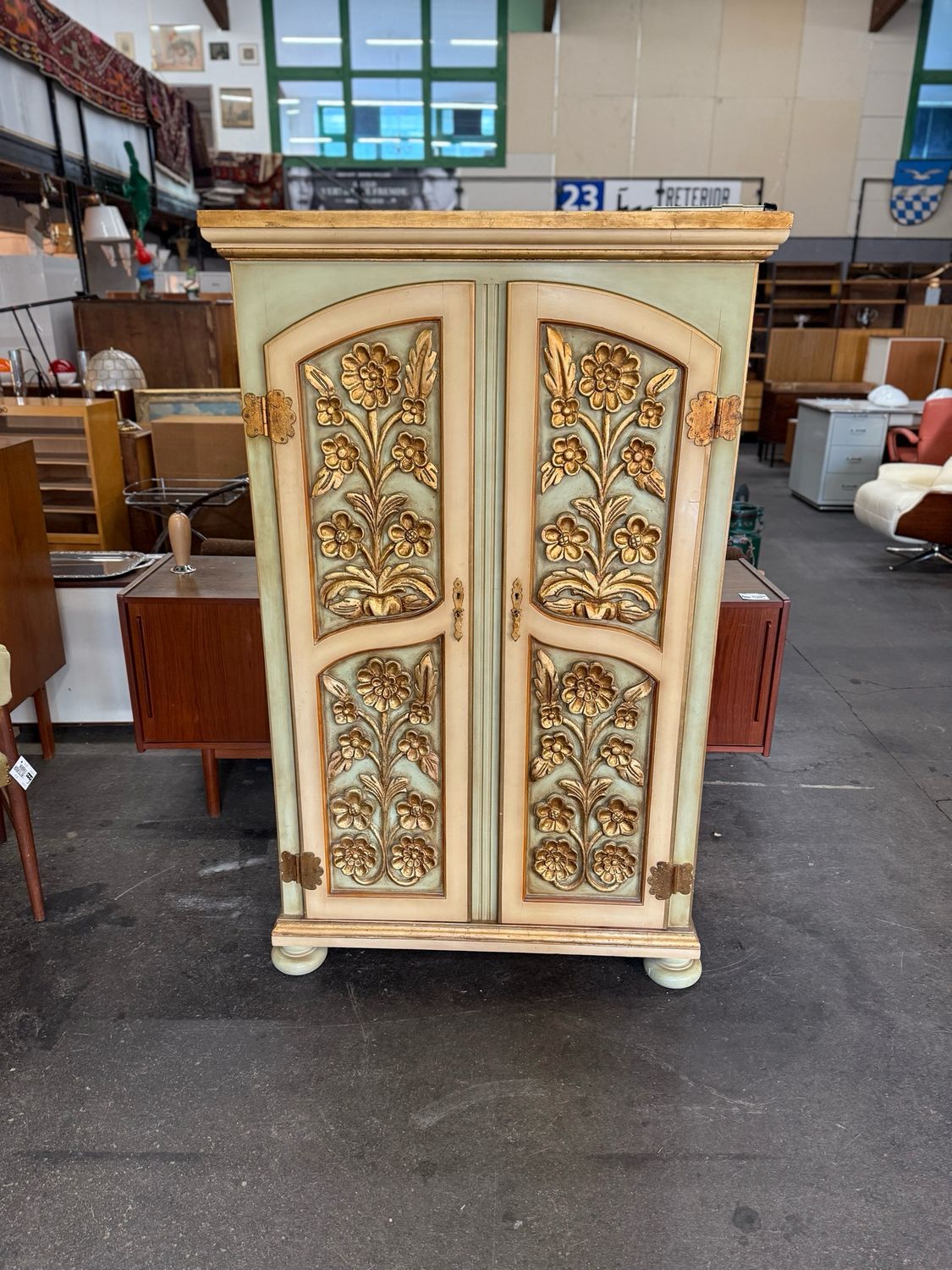 Schrank Kleiderschrank