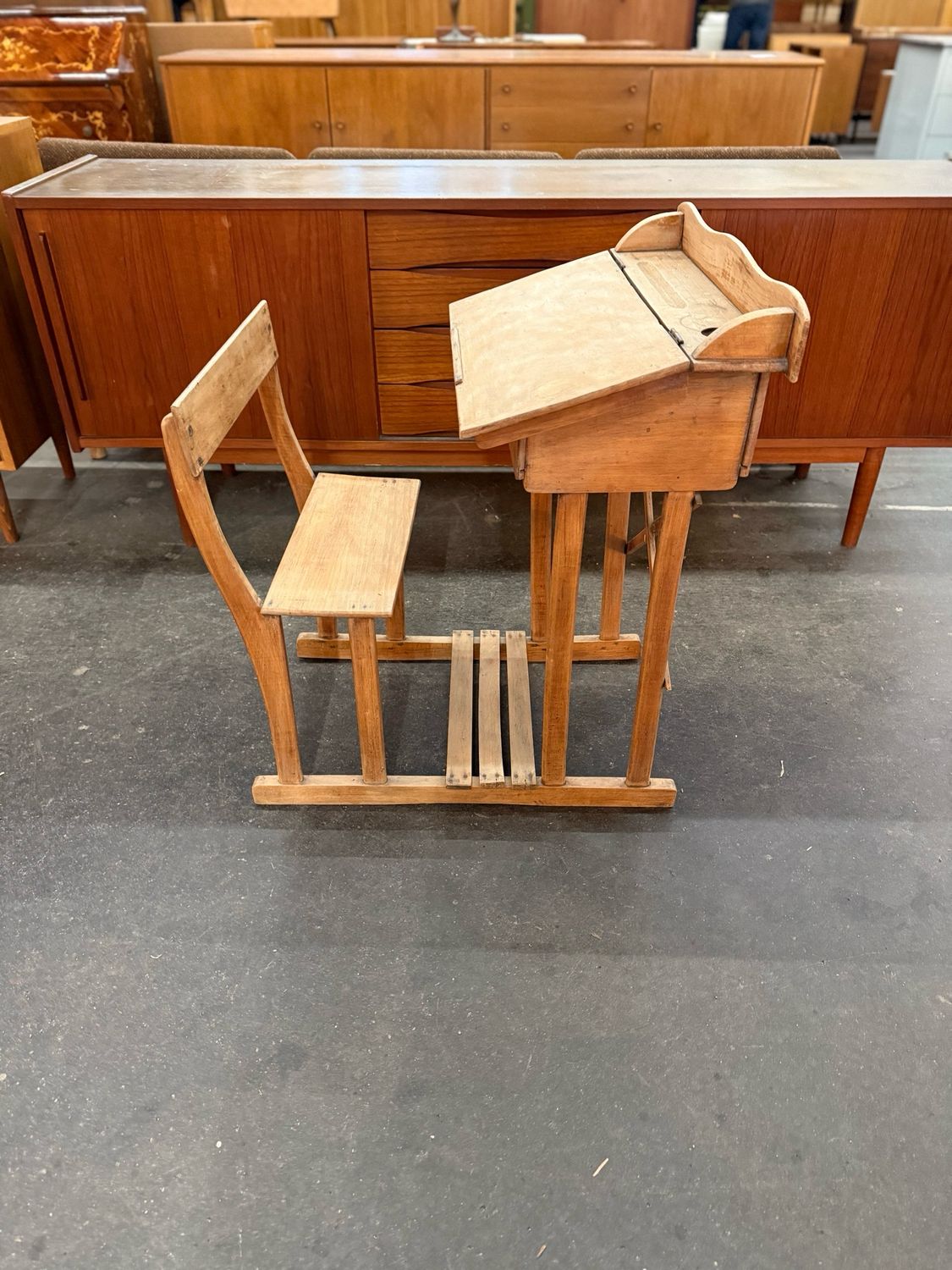 Alte Schulbank Kinderbank mit Tafel