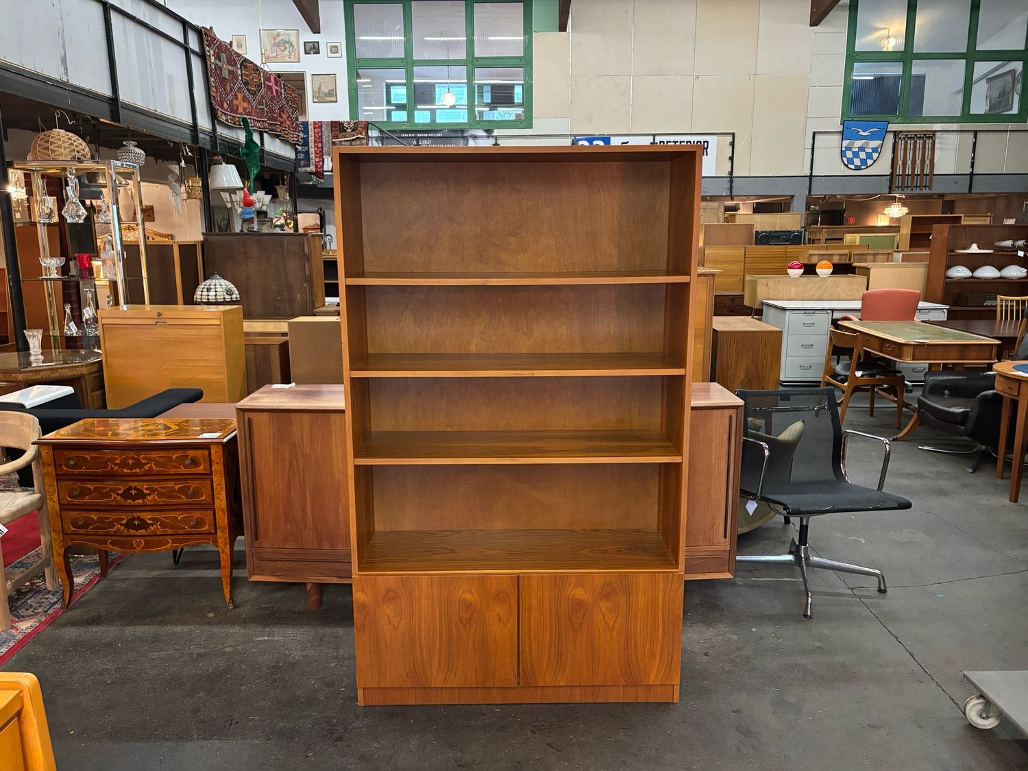 Regal Schrank Mid Century Vintage
