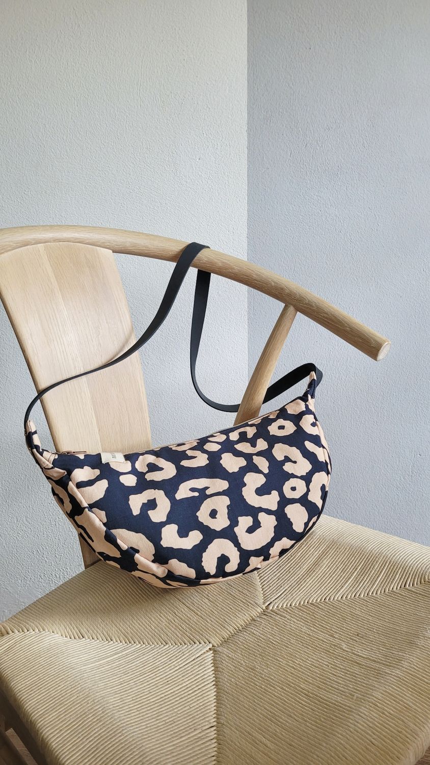 Bag "halfmoon" - dark leo