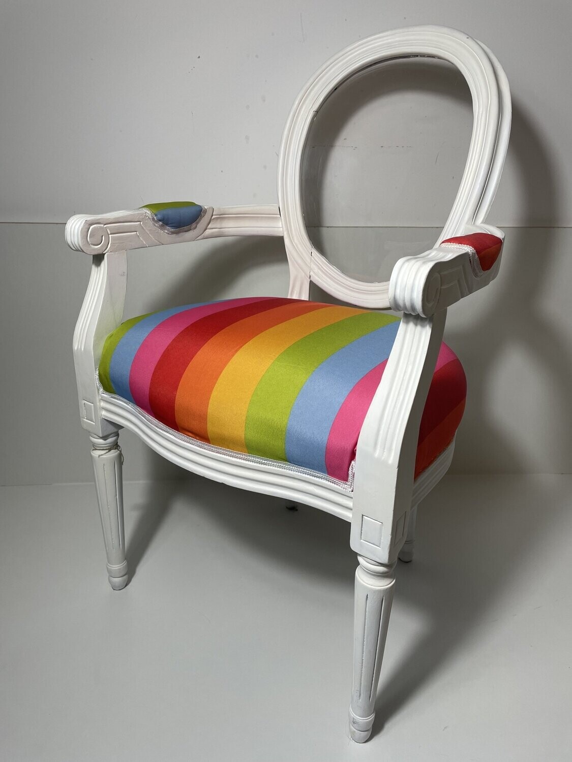 Stuhl weiß mit Plexiglaslehne