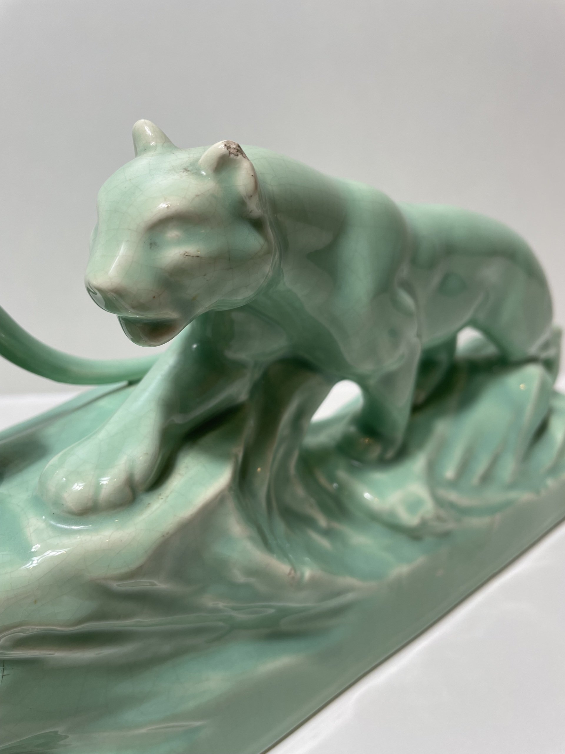 Raubkatzen-Skulptur Keramik grün Art Deco