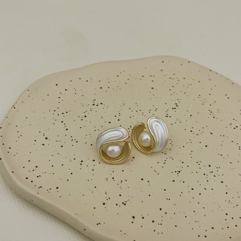 Retro Pearl Earrings