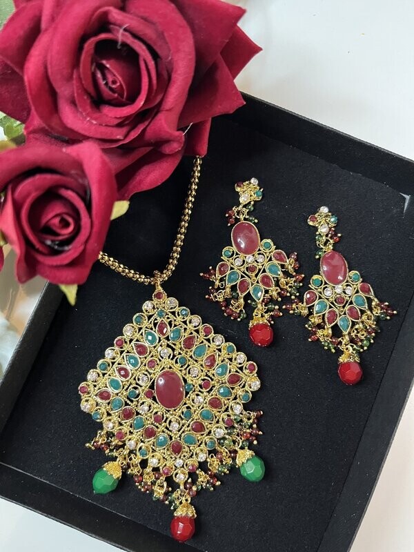 Traditional Red and Green Crystal Necklace Set Traditional Red and Green Crystal Necklace Set