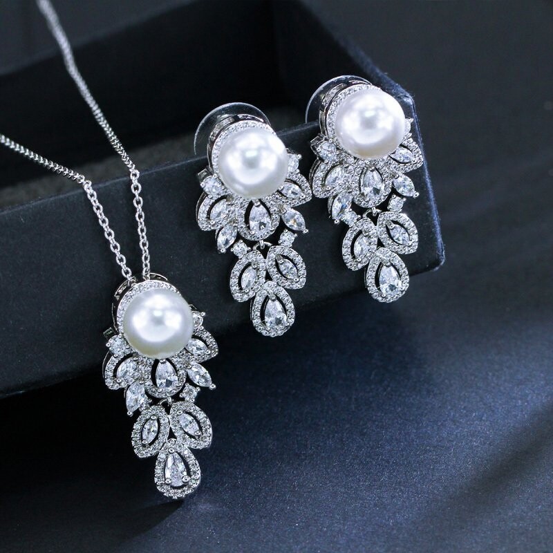 Pearl and Crystal Set Pendant Set Pearl and Crystal Set Pendant Set