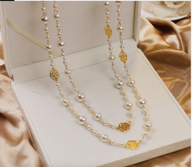 White Pearl Layered Necklace with Gold Rose Motif White Pearl Layered Necklace with Gold Rose Motif