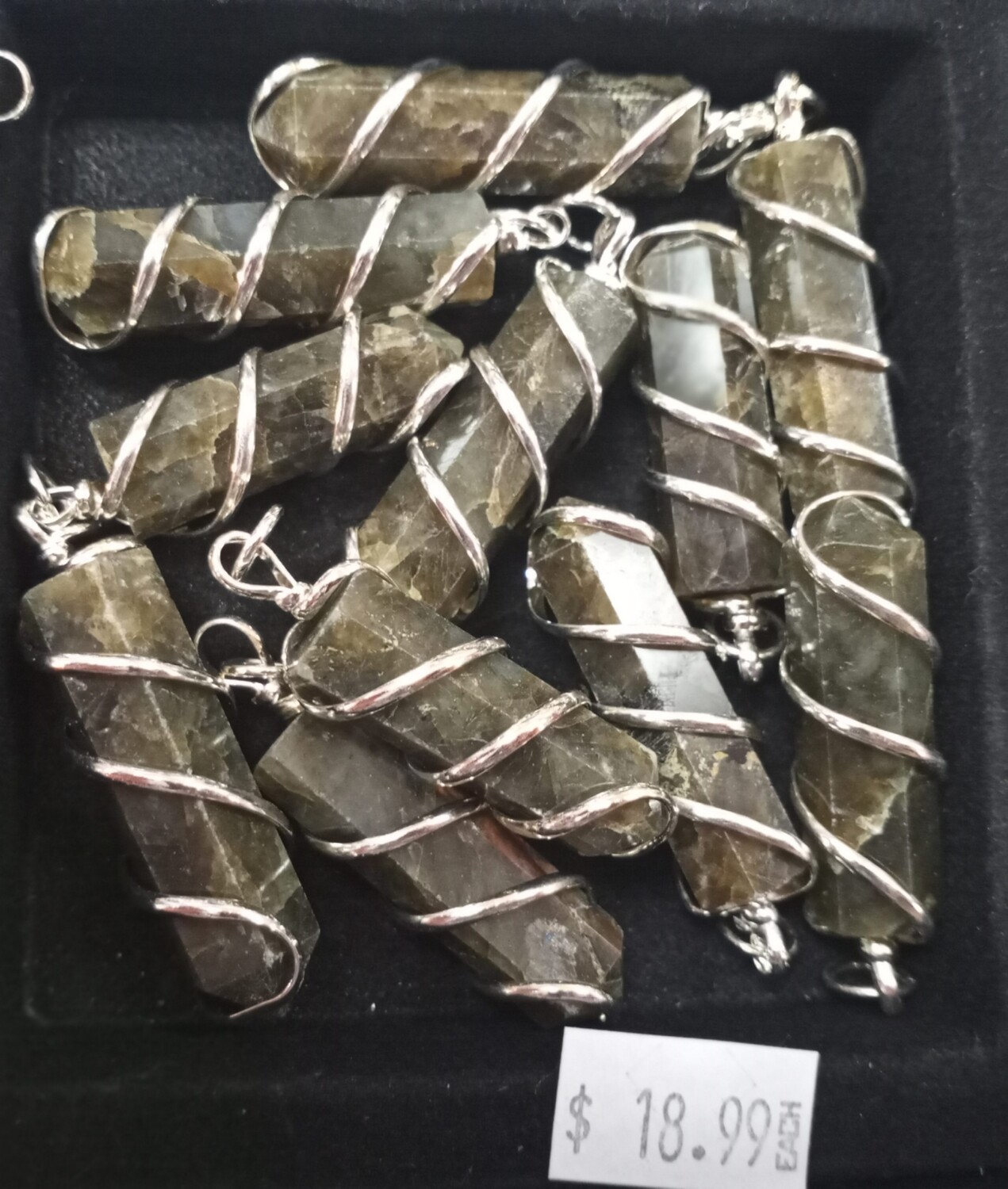 Labradorite wire wrap pendent
