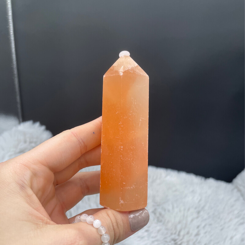 Orangener selenit Turm