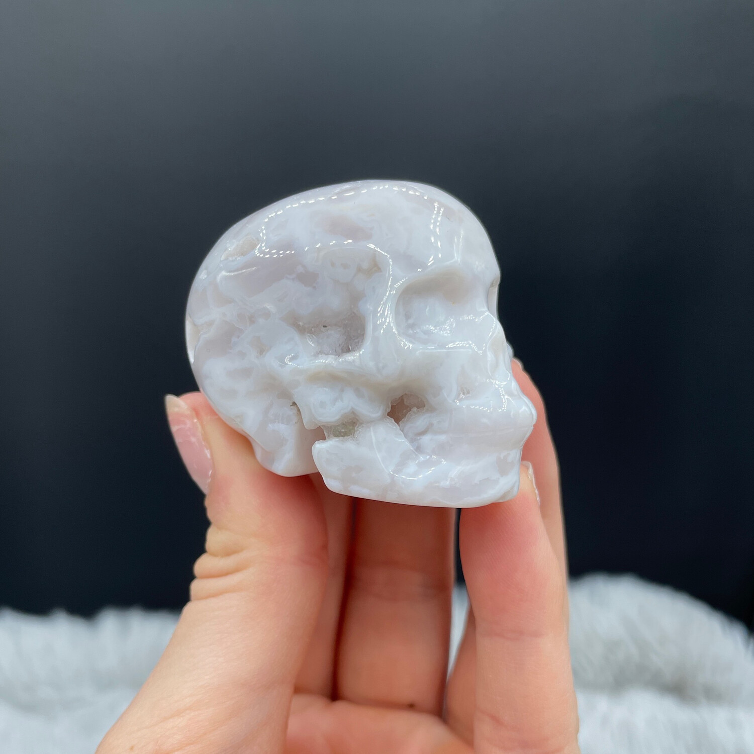Schneeweißer Achat Schädel