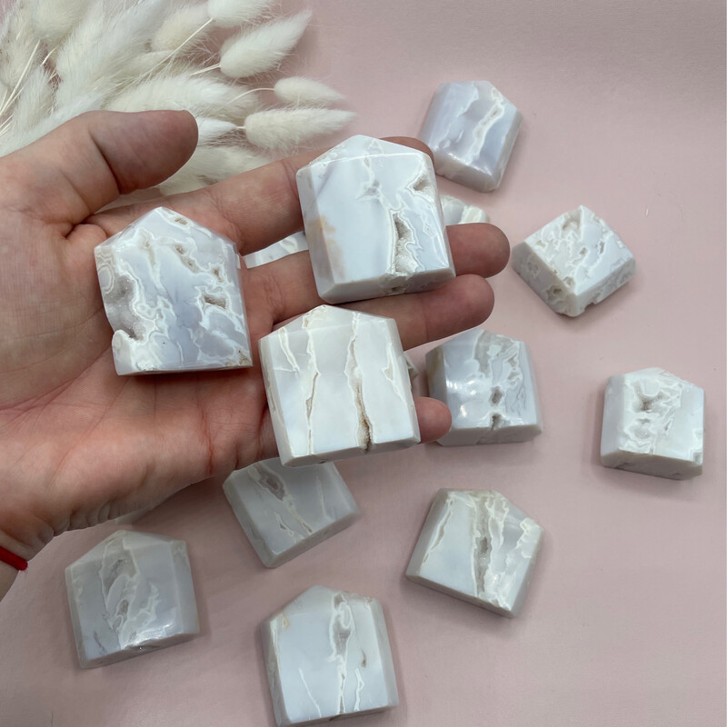 Weißer druzy Achat Turm