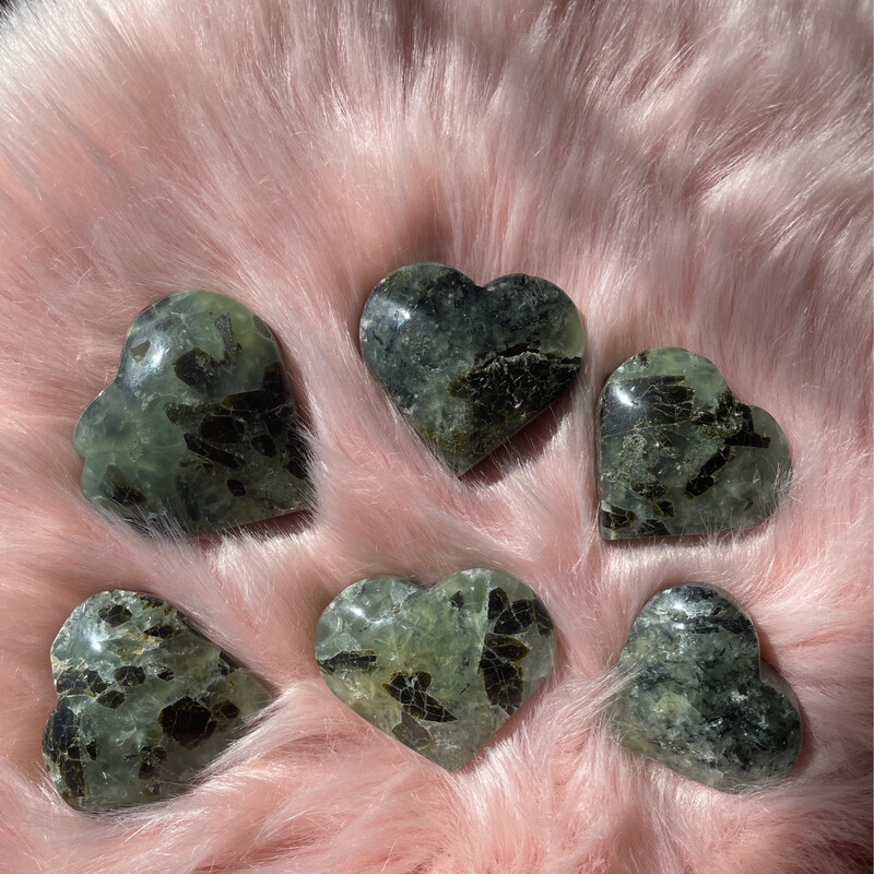 Prehnit mit Epidot Herz