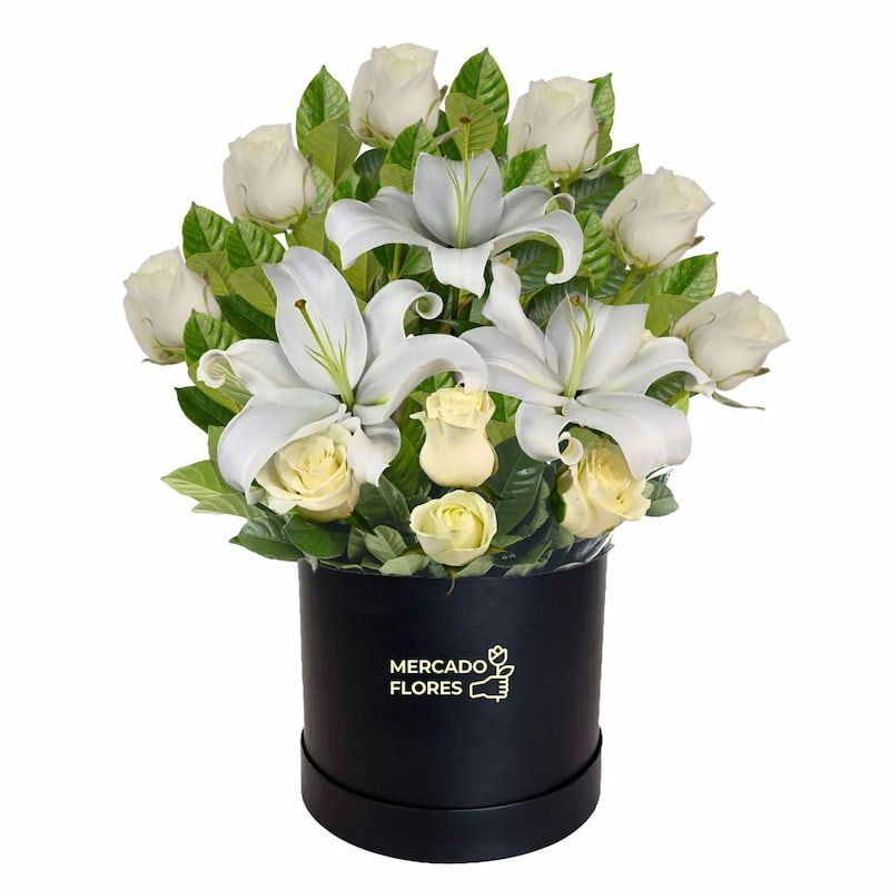 Pésame - Arreglo floral de condolencias con rosas y lirios, acompañadas de verdes selectos.