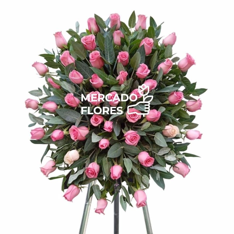 Corona fúnebre para dama modelo Recuerdo Infinito con 48 rosas rosadas y follaje verde sobre trípode - Mercado Flores®