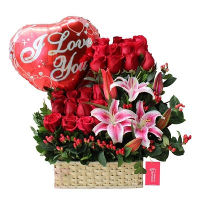 Arreglo floral de aniversario con rosas rojas, lirios y globo de amor en Lima - MERCADO FLORES®