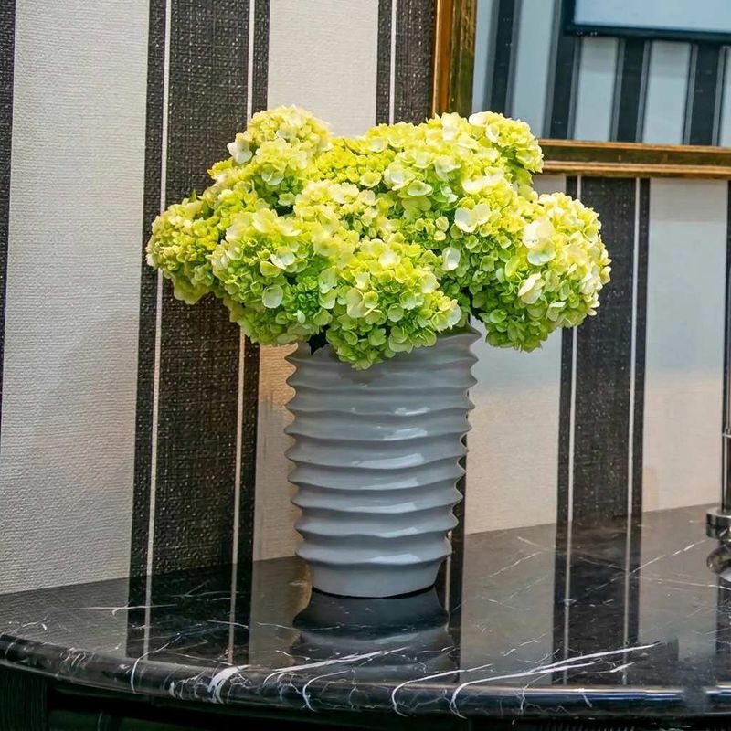Hortensias premium de MERCADO FLORES® en florero de cerámica gris. Suministro floral exclusivo en Lima. ¡Emitimos Factura!