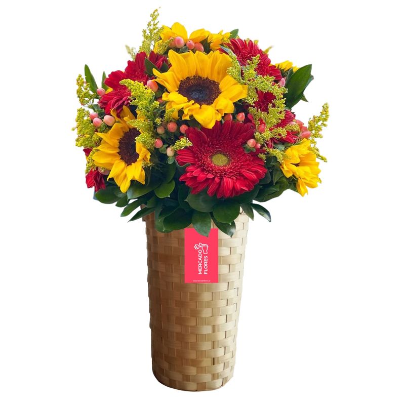 Arreglo de flores en canasta rústica de MERCADO FLORES® con rosas y girasoles para envío en Lima