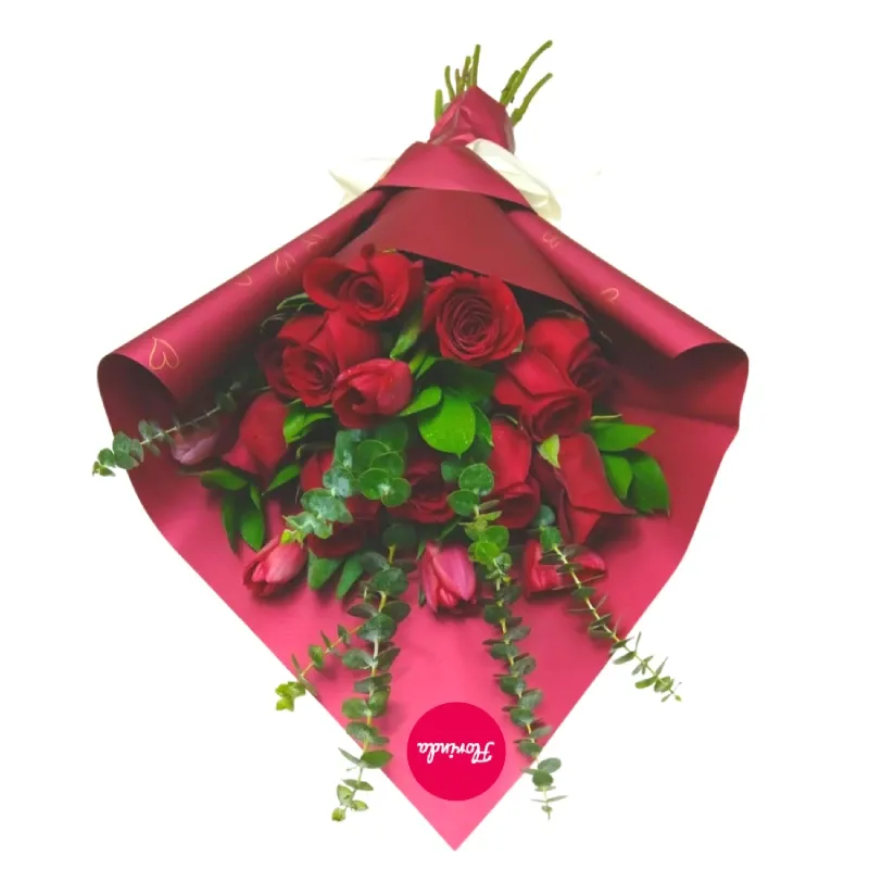 Ramo de 10 rosas y 5 tulipanes con verdes selectos