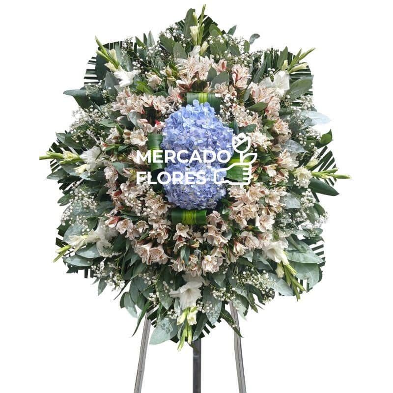 Corona fúnebre para caballero Honor Eterno con hortensias celestes y gladiolos blancos de MERCADO FLORES®.
