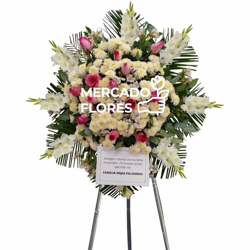 Corona fúnebre para dama - Corona Ternura Infinita con rosas rosadas, pompones y palmeras de MERCADO FLORES®.️