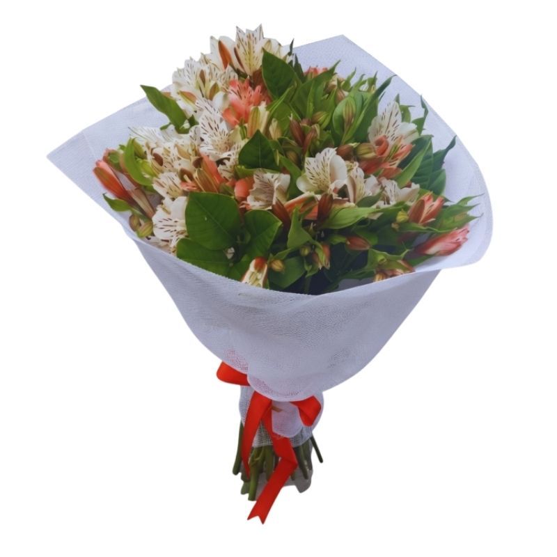 Ramo Cataleya: 20 astromelias blancas moteadas con gardenias y envoltura de malla blanca rústica - MERCADO FLORES®