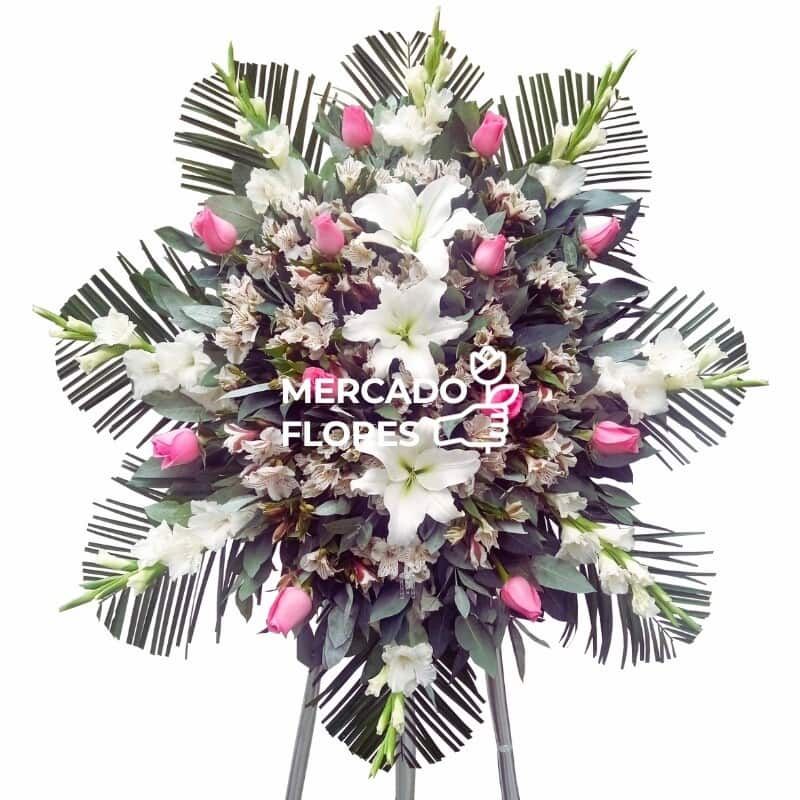 Corona fúnebre para mujer con rosas rosadas y lirios blancos, trípode de 1.90m para velatorios en Lima - MERCADO FLORES®