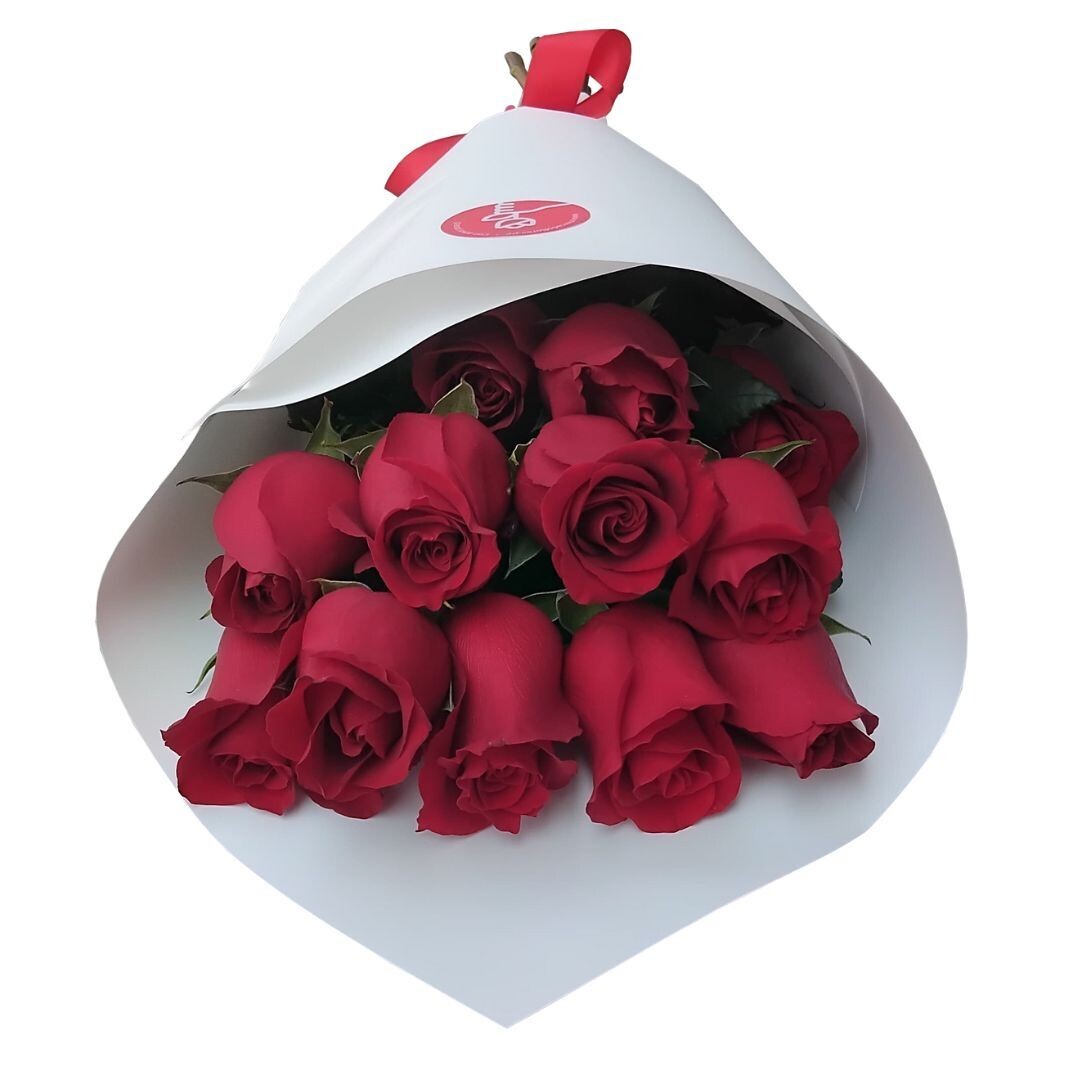 Ramo clásico con 12  rosas frescas y chocolate Ferrero