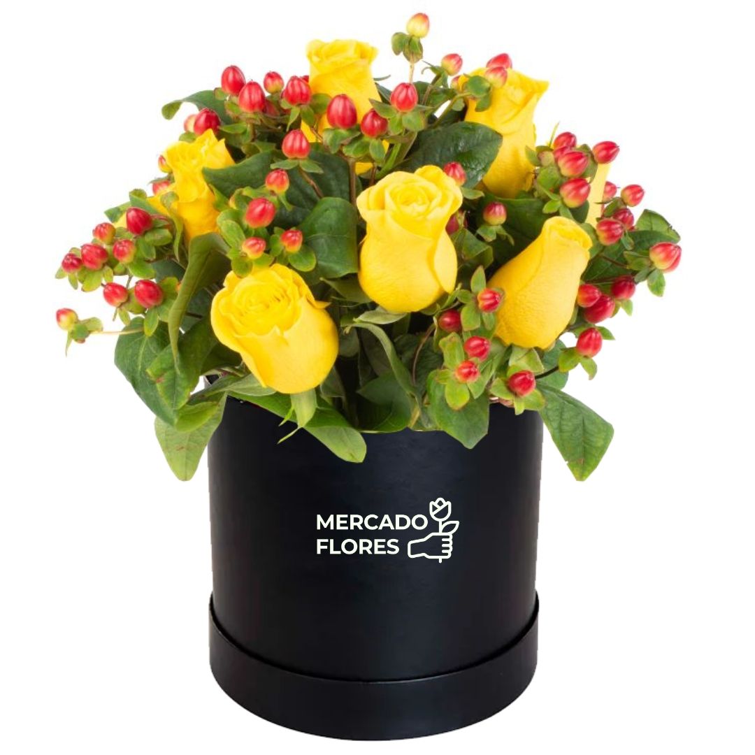 Box con  rosas amarillas, hyperico y verdes selectos