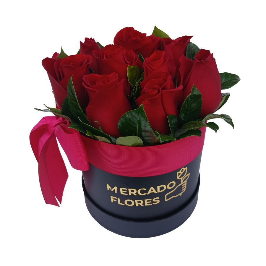 Sombrerera con rosas frescas para aniversario