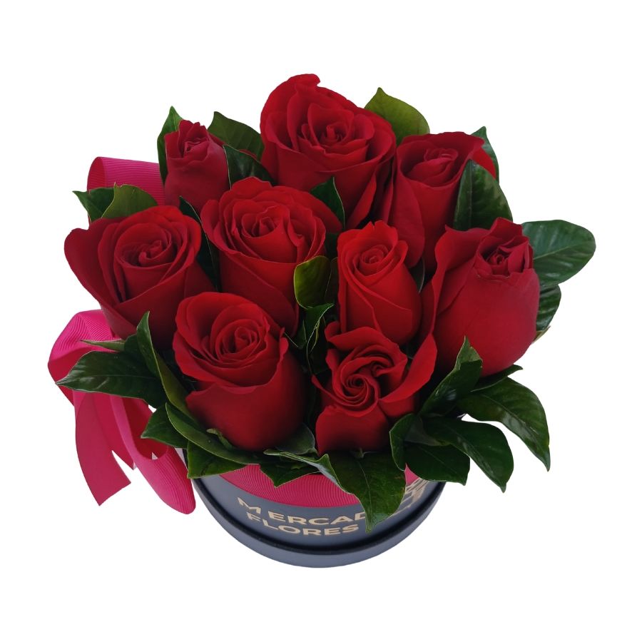 Sombrerera de rosas rojas frescas