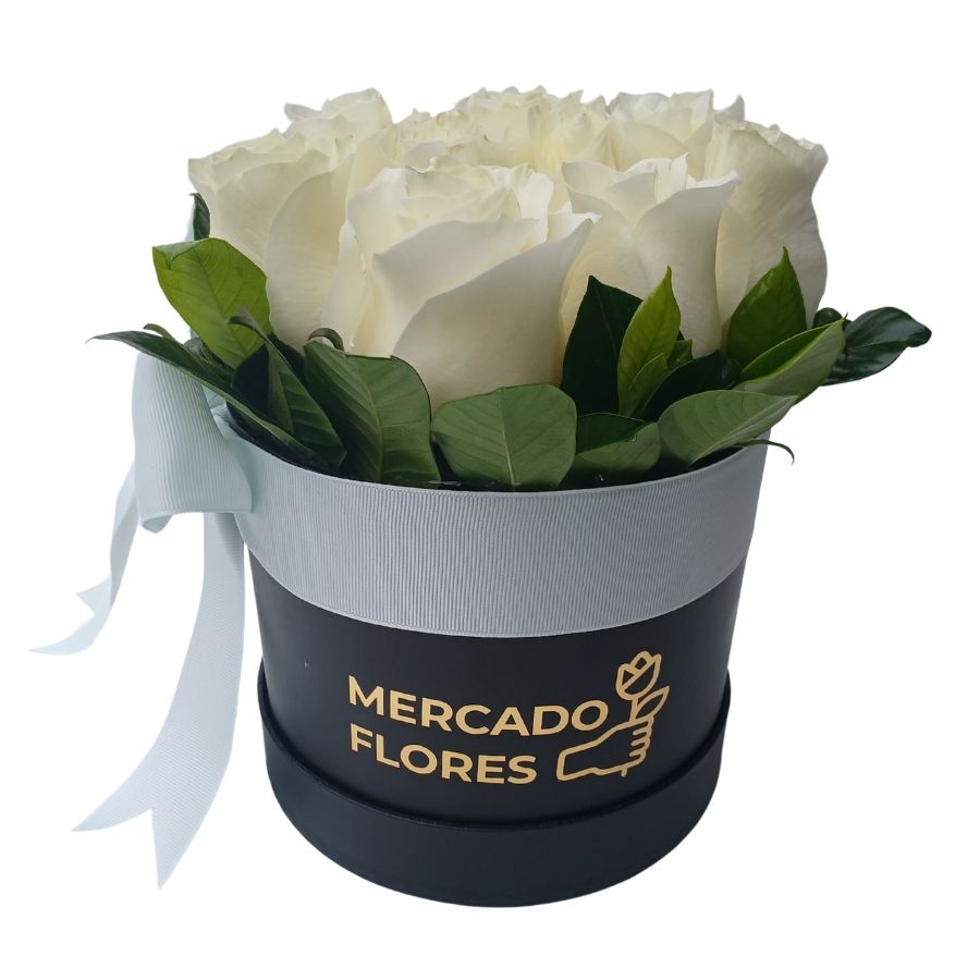 Sombrerera de rosas blancas