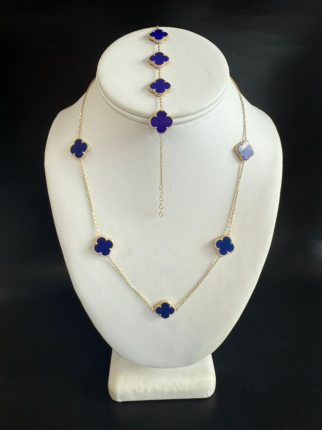 Collar de trébol con pulso azul