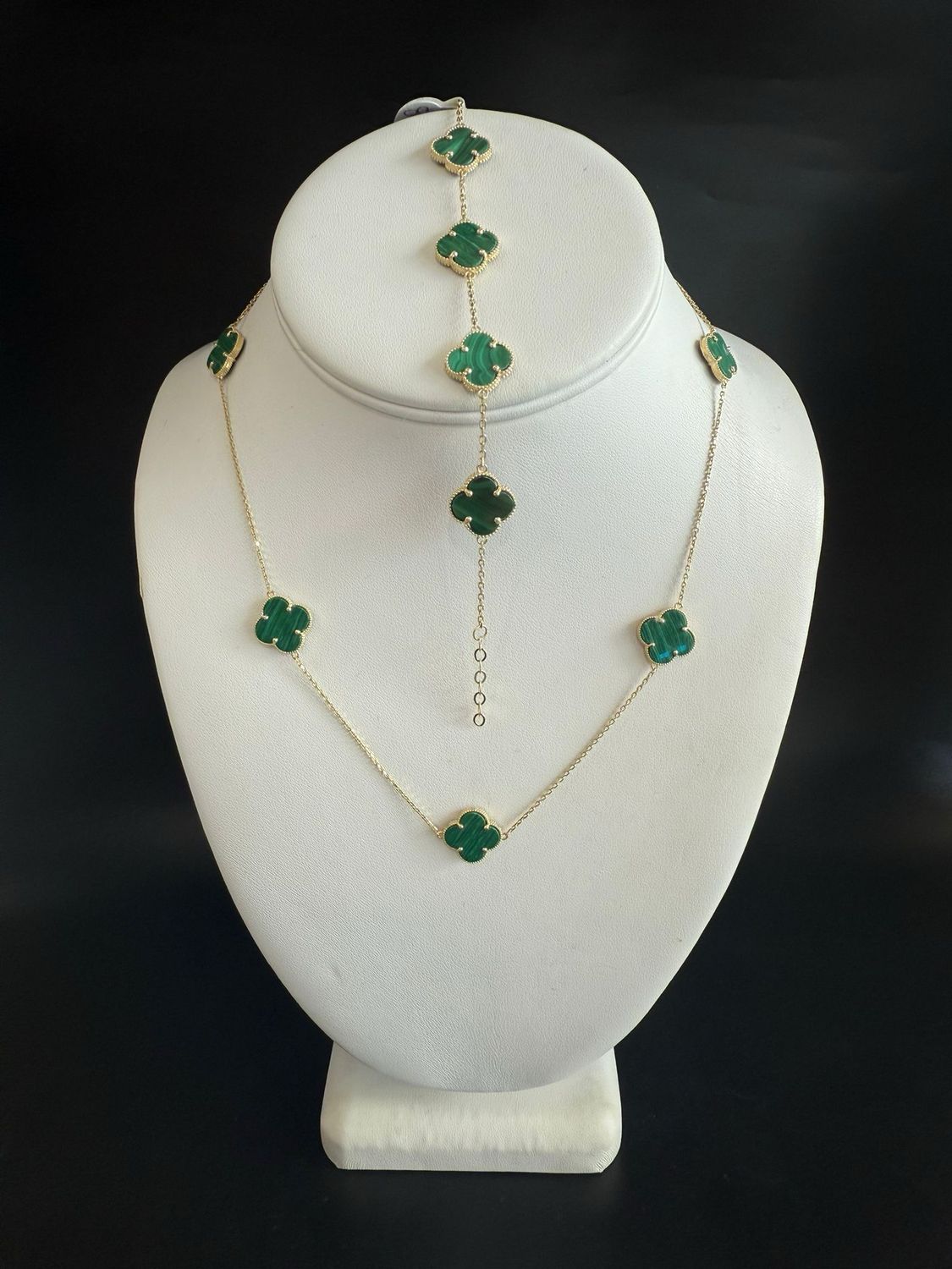 Collar de trébol y pulso verde