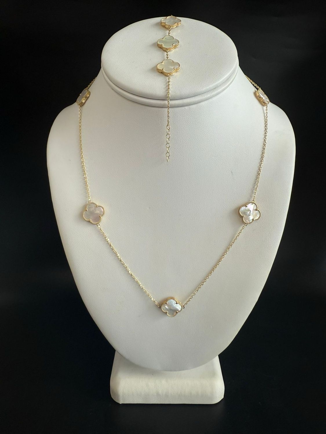 Collar de trébol y pulso blanco