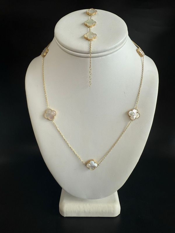 Collar de trébol y pulso blanco