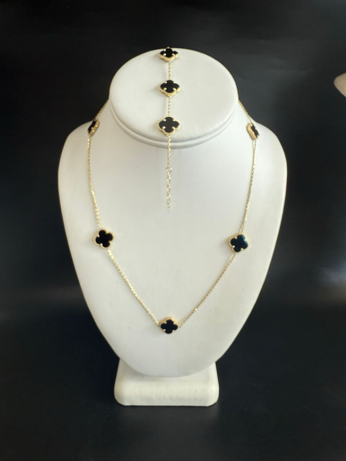 Collar de trébol y pulso negro
