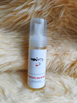 Purifying face wash with liquorice root and niacinamide