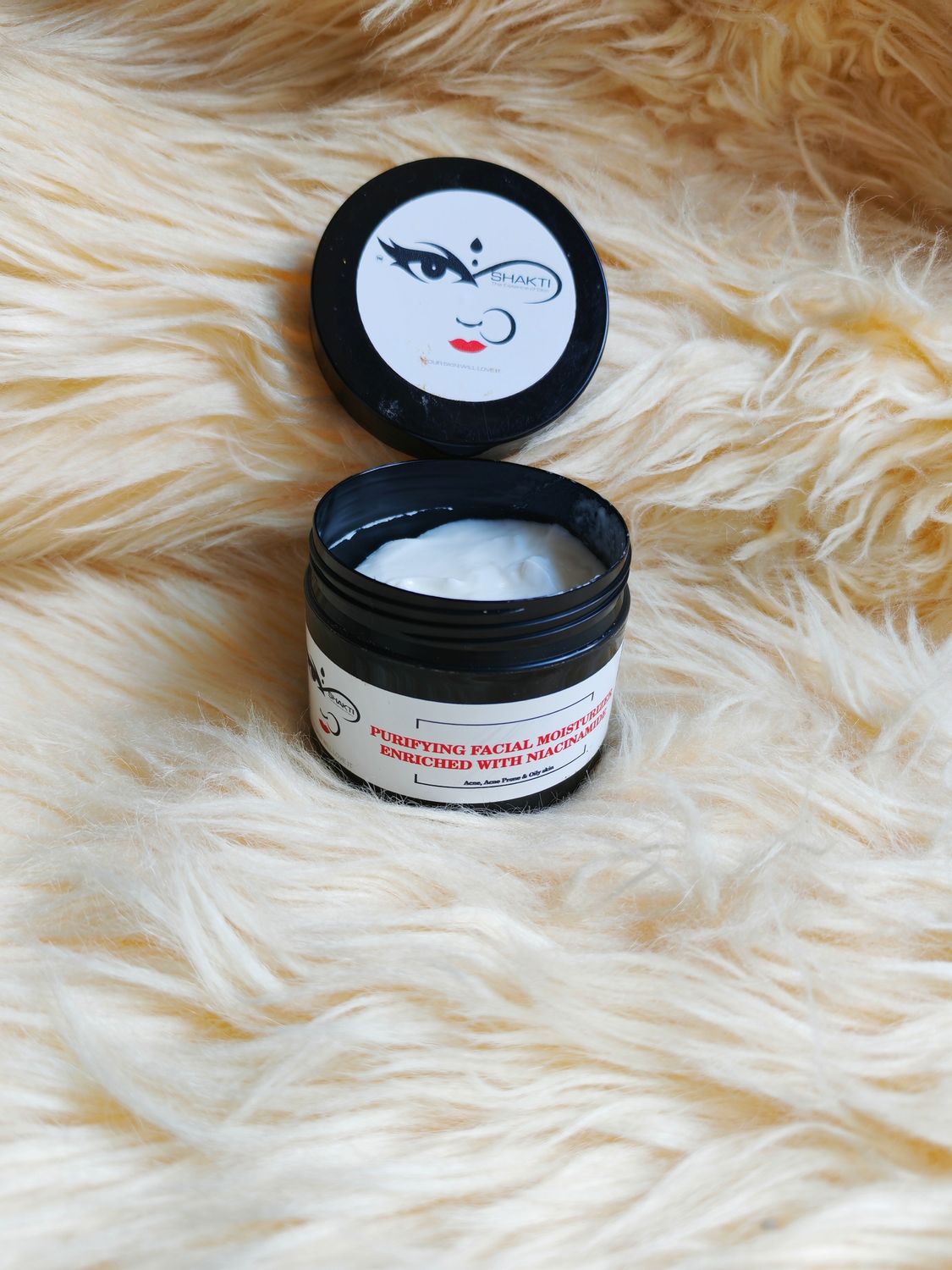 Niacinamide and liquorice root moisturiser