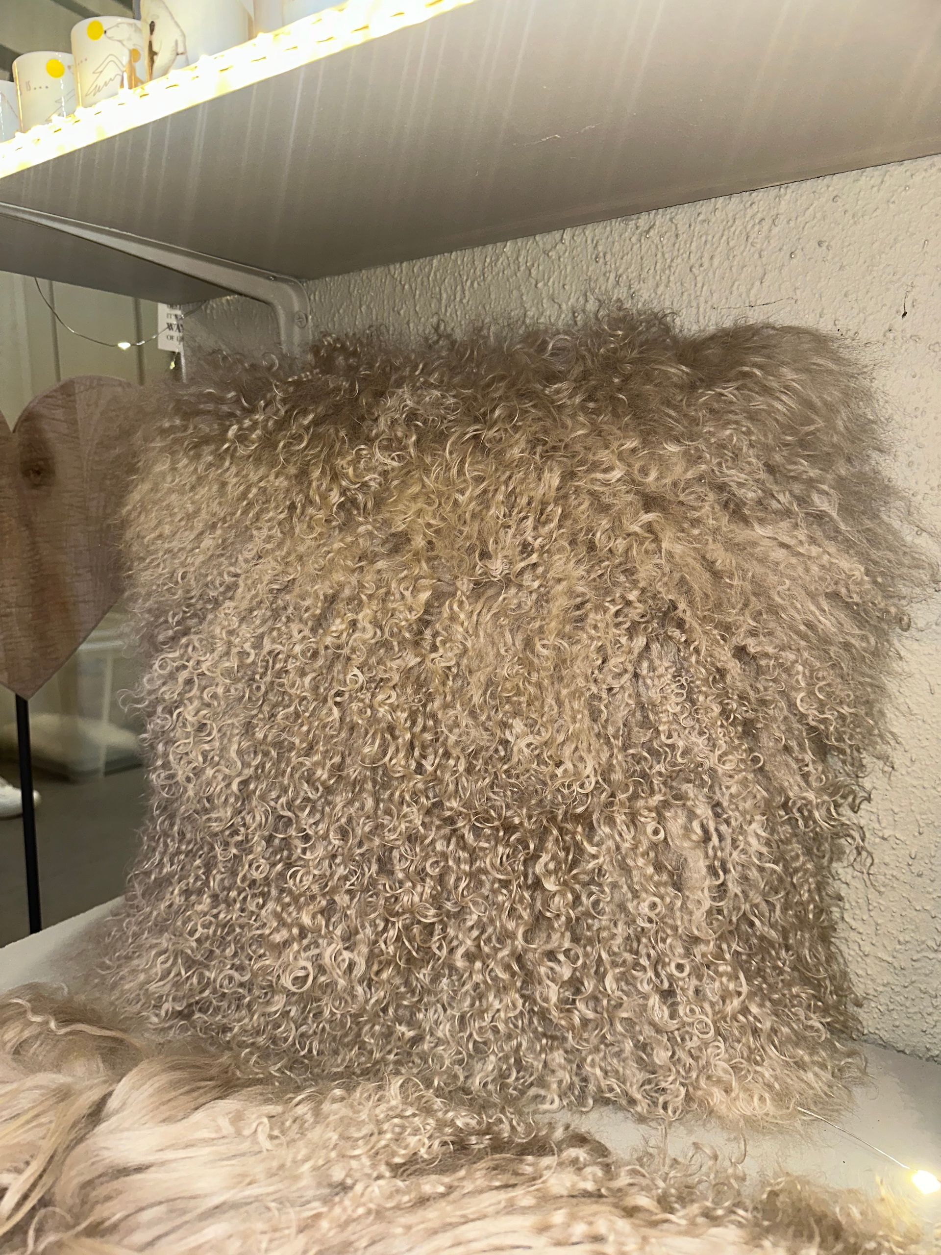 COUSSIN EN PEAU DE MOUTON BOUCLÉ BEIGE/TAUPE