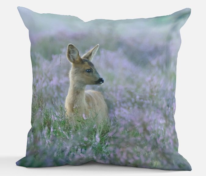 Sierkussen - Reekalf in heide Sierkussen - Reekalf in heide