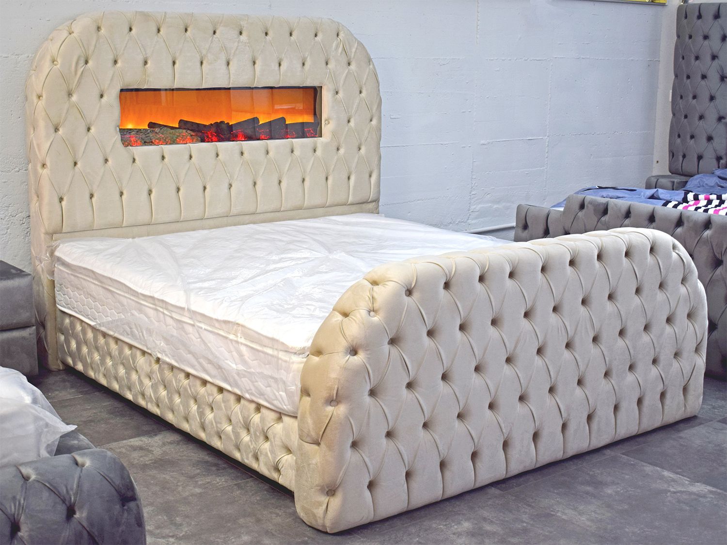 XL Chesterfield Bett &quot;Rubin&quot; Farbauswahl Deko-Kamin Matratze Bluetooth