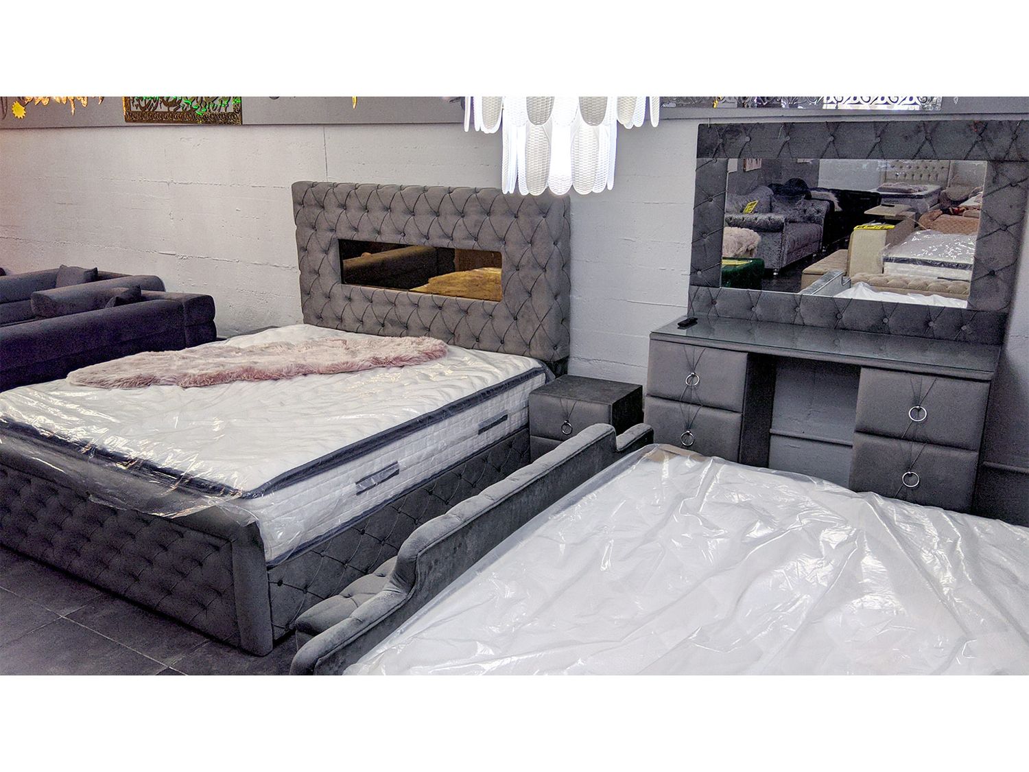 Set Chesterfield-Bett mit Deko-Kamin + Chesterfield Schminkkommode &quot;Rose&quot; Farbauswahl