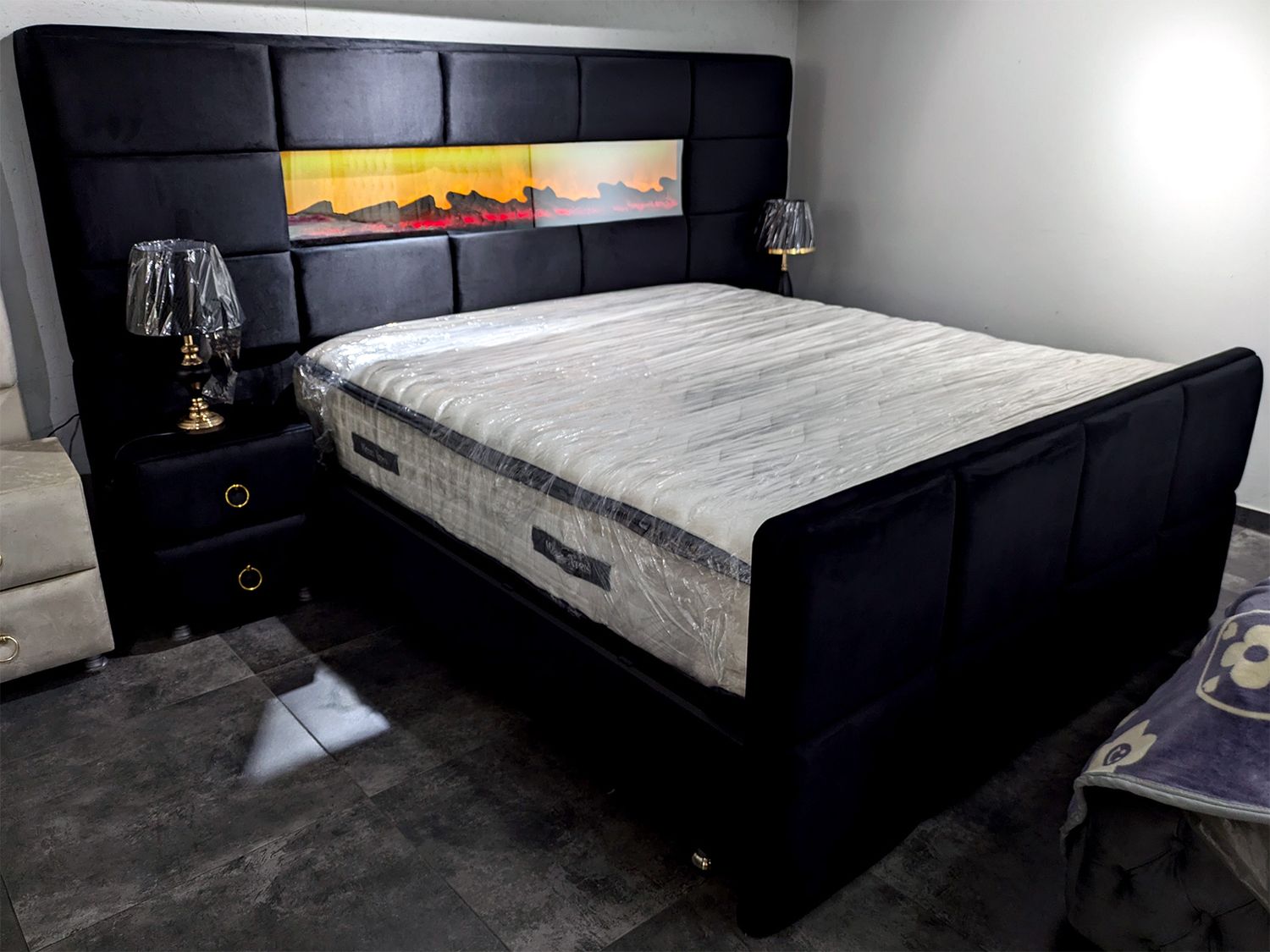 Design Bett &quot;Mustang&quot; Deko-Kamin Bettkasten Nachttische