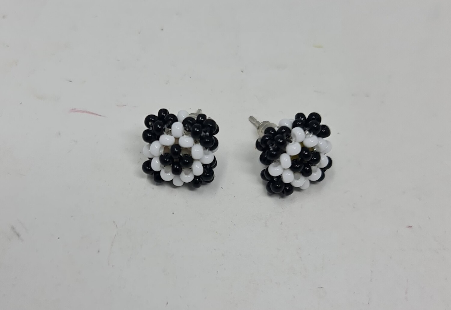 Handbeaded Stud Earrings - Chesi