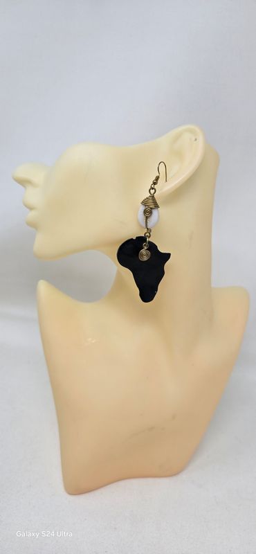 Elegant Hand Carved Cow horn Earrings with Cawrie shell - 9cm - Lero