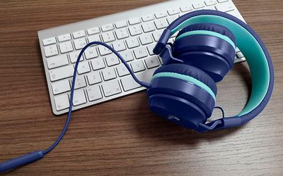 Avid | Kids wired headphones with microphone and volume limiting technology  XTH-356