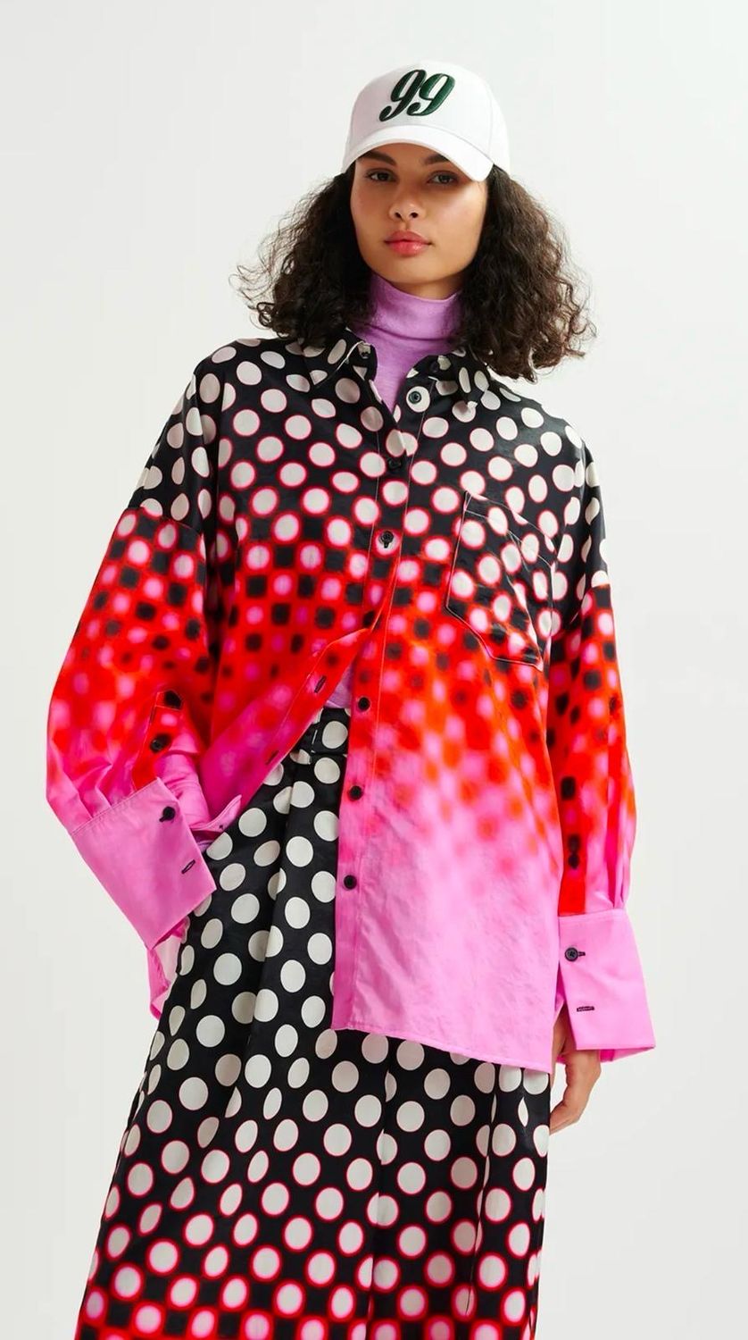 Chemise Essentiel oversize en satin à imprimé noire, rouge et rose