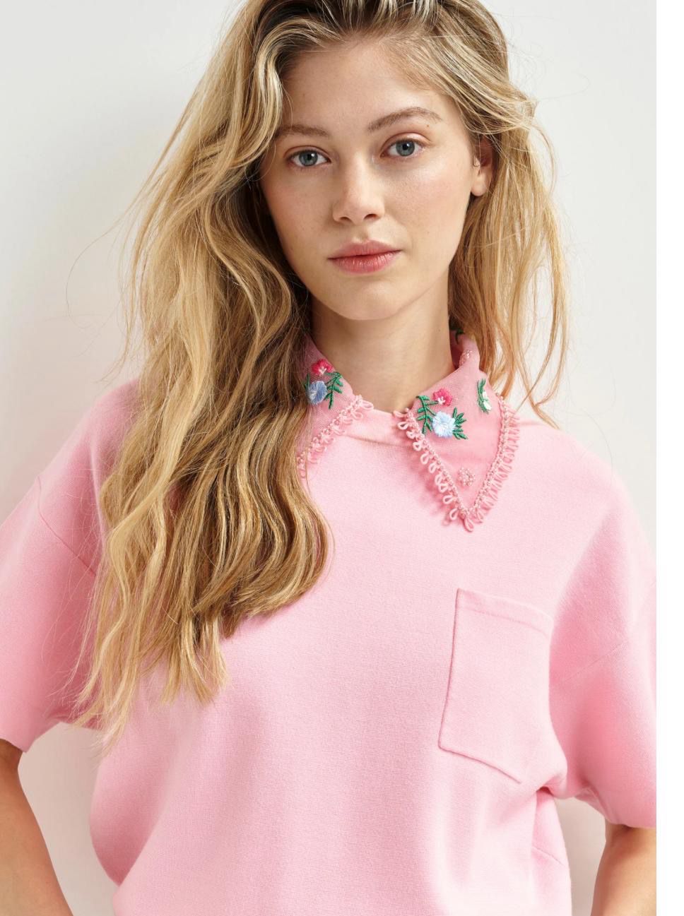 Top Essentiel en tricot rose, vert et bleu avec col en dentelle
