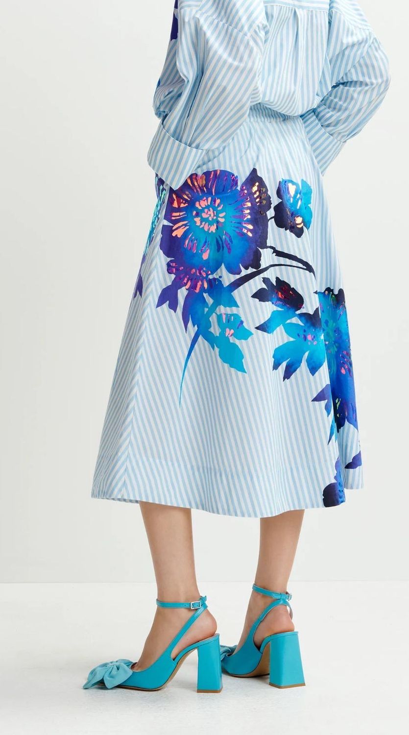 Jupe Essentiel mi-longue plissée bleu clair, blanche et bleu foncé à rayures